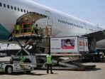Vaksin saat tiba di Indonesia. (Foto: Amiriyandi/InfoPublik/DJIKP/Kemkominfo)
