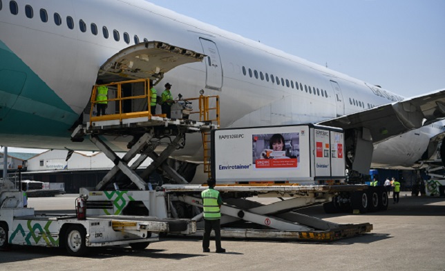 Vaksin saat tiba di Indonesia. (Foto: Amiriyandi/InfoPublik/DJIKP/Kemkominfo)