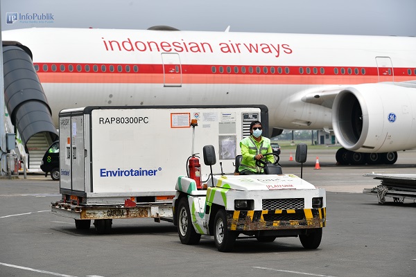 Vaksin Sinovac tiba di Bandara Soekarno-Hatta (Soetta), Banten, Jumat (13/8/2021). (Foto: Amiriyandi/InfoPublik/DJIKP/Kemkominfo)