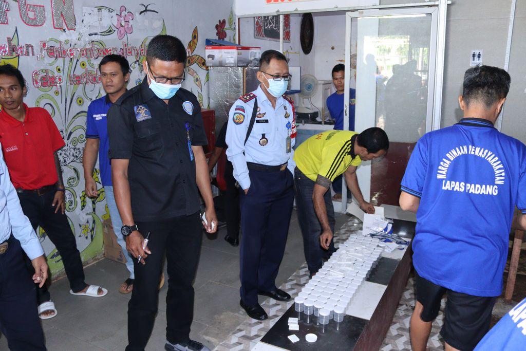 Ratusan warga binaan Lapas Kelas IIA Padang mengikuti tes uri - ist