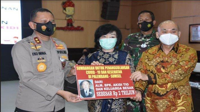 Heriyanti (tengah) menyerahkan bantuan sebesar Rp2 triliun ke Kapolda Sumsel beberapa waktu untuk membantu pencegahan penularan virus Covid-19. (Foto: Dok. Humas Polda Sumsel)