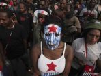 Sejumlah warga Papua mengecat wajah dengan gambar bendera negara Papua Barat. (Foto: Dok. Net)