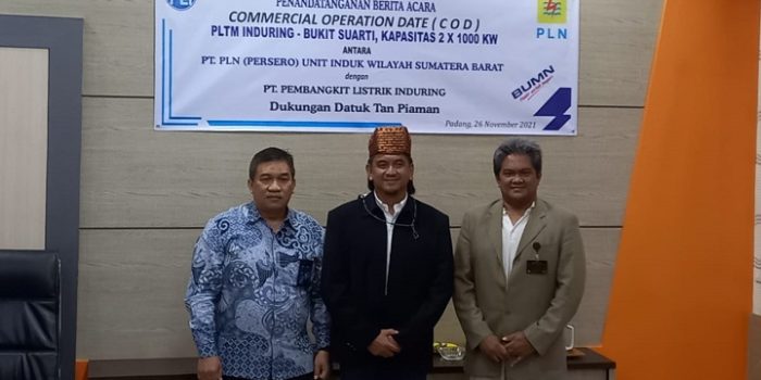 PLN UIW Sumatera Barat menandatangani berita acara commercial operation date (COD) dengan PT Pembangkit Listrik Induring, Jumat (26/11/2021) di Padang. (Foto: Semangatnews.com)