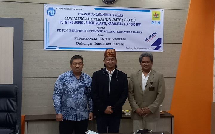 PLN UIW Sumatera Barat menandatangani berita acara commercial operation date (COD) dengan PT Pembangkit Listrik Induring, Jumat (26/11/2021) di Padang. (Foto: Semangatnews.com)