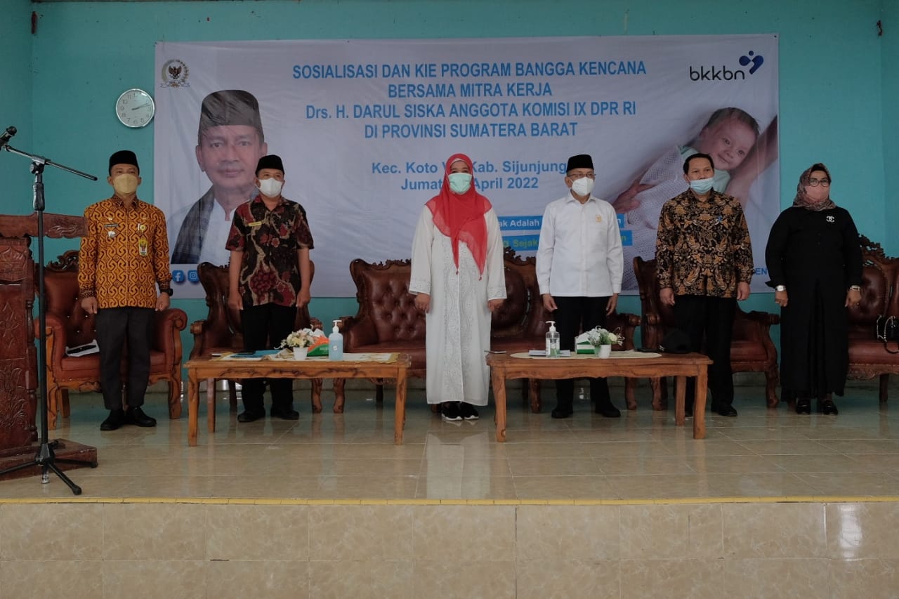BKKBN Pusat bersama mitra kerja DPR Komisi IX Drs. H. Darul Siska gelar sosialisasi dan KIE Program Bangga Kencana di Kecamatan Koto VII, Kabupaten Sijunjung, Sumatera Barat, Jumat (22/4/2022). (BKKBN/Semangatnews.com)