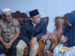 Pertemuan Ridwan Kamil dengan keluarga pelajar hilang di Padang. (Foto: Dok. Istimewa) Pertemuan Ridwan Kamil dengan keluarga pelajar hilang di Padang. (Foto: Dok. Istimewa)