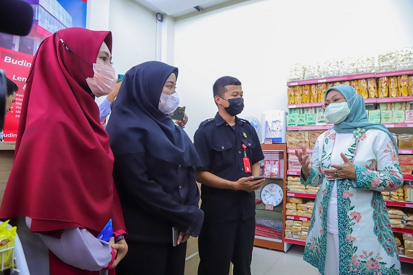 Menteri Tenaga Kerja, Ida Fauziyah berbincang dengan penerima Bantuan Subsidi Upah (BSU) di Kota Padang. (Foto: Dok. Humas Kemenaker)