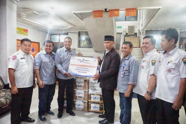 Pemprov Sumbar Serahkan Satu Setengah Ton Randang Untuk Korban Gempa Cianjur