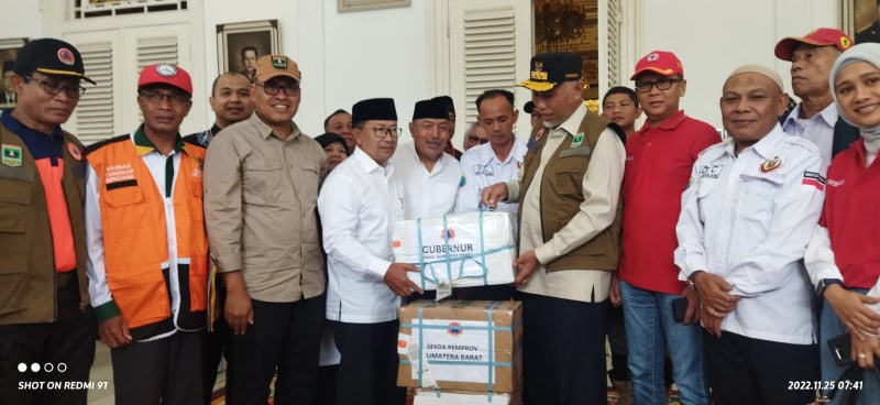 Gubernur Sumbar Serahkan 1,2 Ton Randang Bantuan Masyarakat Sumbar ke Bupati Cianjur