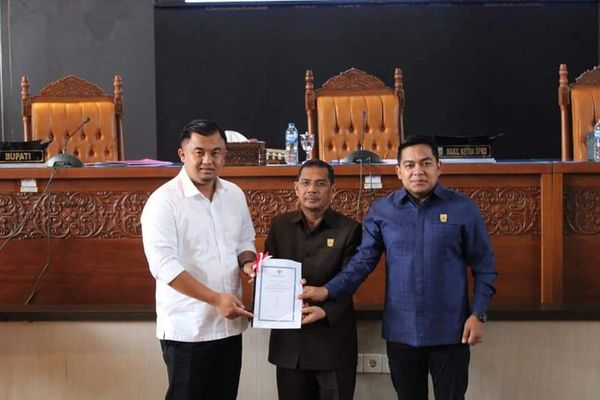 Bupati Sutan Riska Berikan Pandangan Atas Nota Penjelasan DPRD terkait Lima Ranperda
