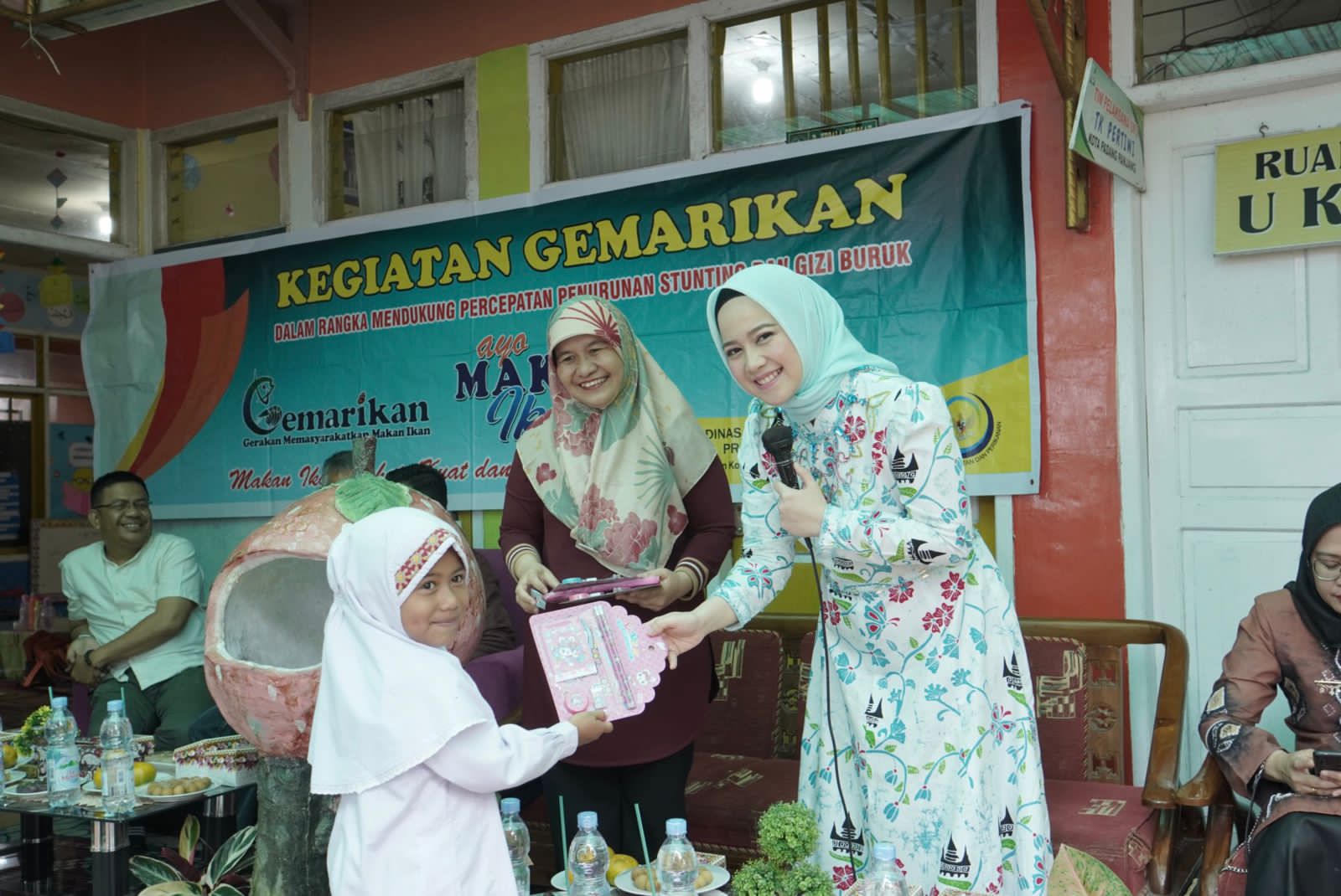 Bunda Dian Ajak Anak-anak Gemar Makan Ikan Sejak Dini