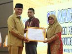 Gubernur Mahyeldi Serahkan Piagam Penghargaan Kepada SMP dan SMA Sekolah Siaga Kependudukan (SSK) Se-Sumbar