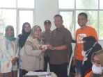 Bupati Rusma Yul Anwar Serahkan BLT BBM kepada Keluarga Penerima Manfaat