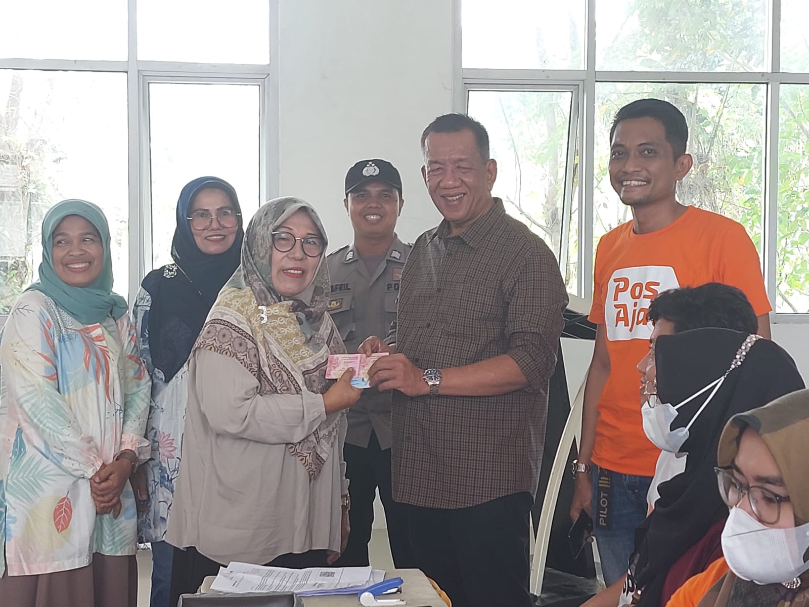 Bupati Rusma Yul Anwar Serahkan BLT BBM kepada Keluarga Penerima Manfaat