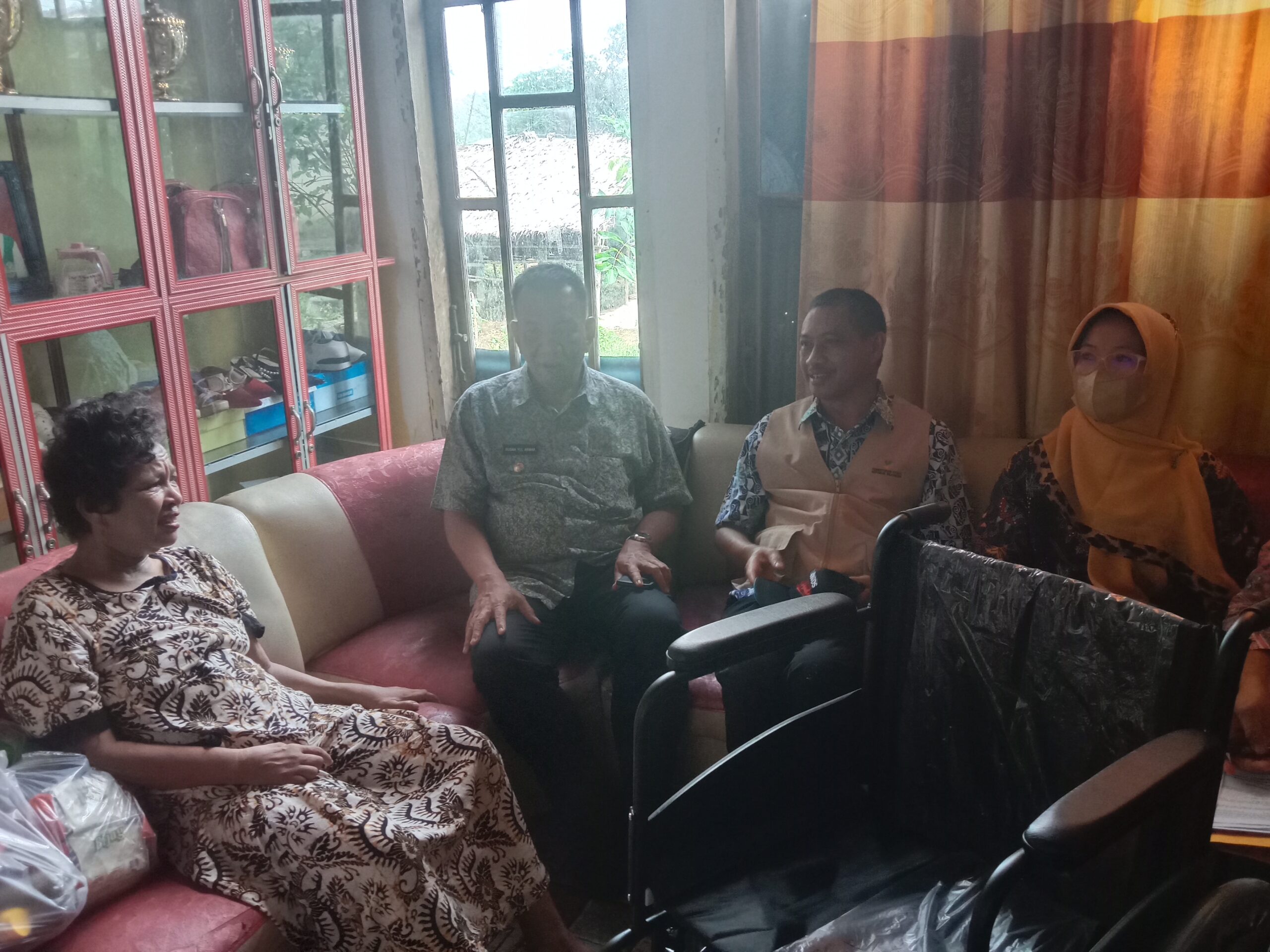 Kemensos RI Bantu 76 Kursi Roda Disabilitas di Pesisir Selatan