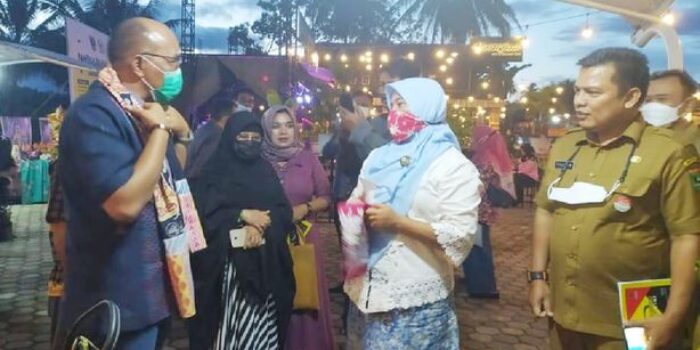 Ketua DPRD Sumbar, Supardi, sedang berdiskusi dengan pimpinan Sanggar Canting Buana Kreatit,      Widdiyanti dalam suatu kesempatan pameran baru-baru ini -- Foto : Muharyadi