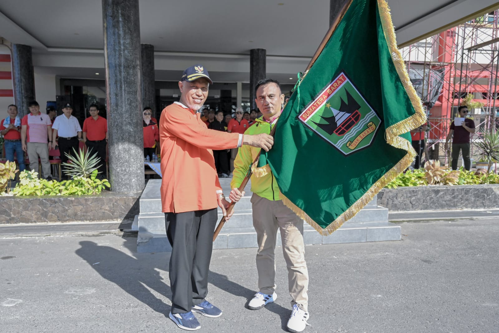 Gubernur Mahyeldi Melepas Kontingen Sumbar Berlaga di FORNAS ke- 7 Tahun 2023