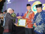 Gubernur Sumbar Mahyeldi Terima Penghargaan Pembina K3 Terbaik 2023 Gubernur Sumbar Mahyeldi Terima Penghargaan Pembina K3 Terbaik 2023