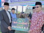 Presiden Joko Widodo dan Gubernur Mahyeldi Potong Sapi Kurbannya di Masjid Raya Sumbar