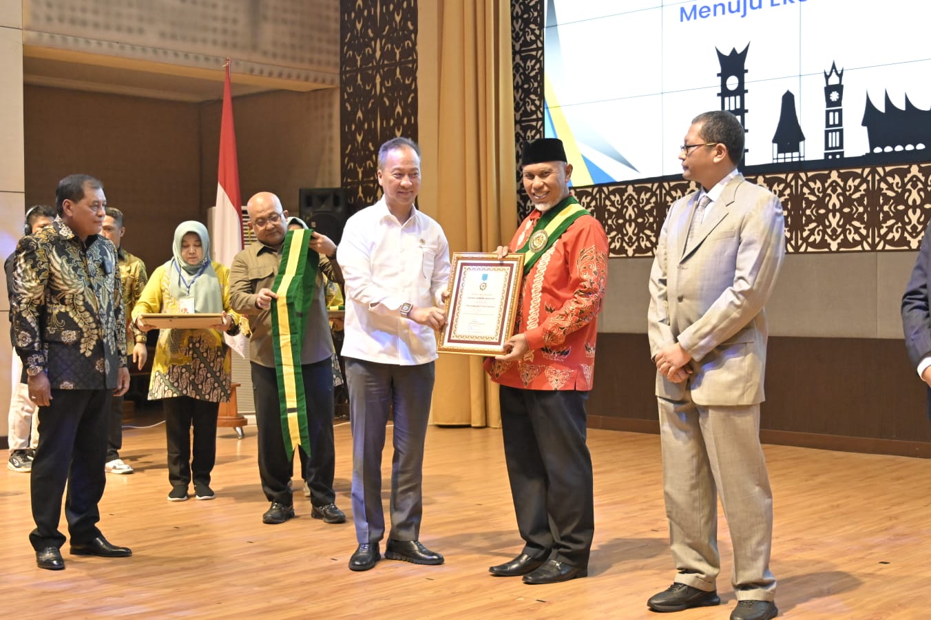 Mahyeldi Ansharullah Menerima Penghargaan Bintang Adidaya Jagadita