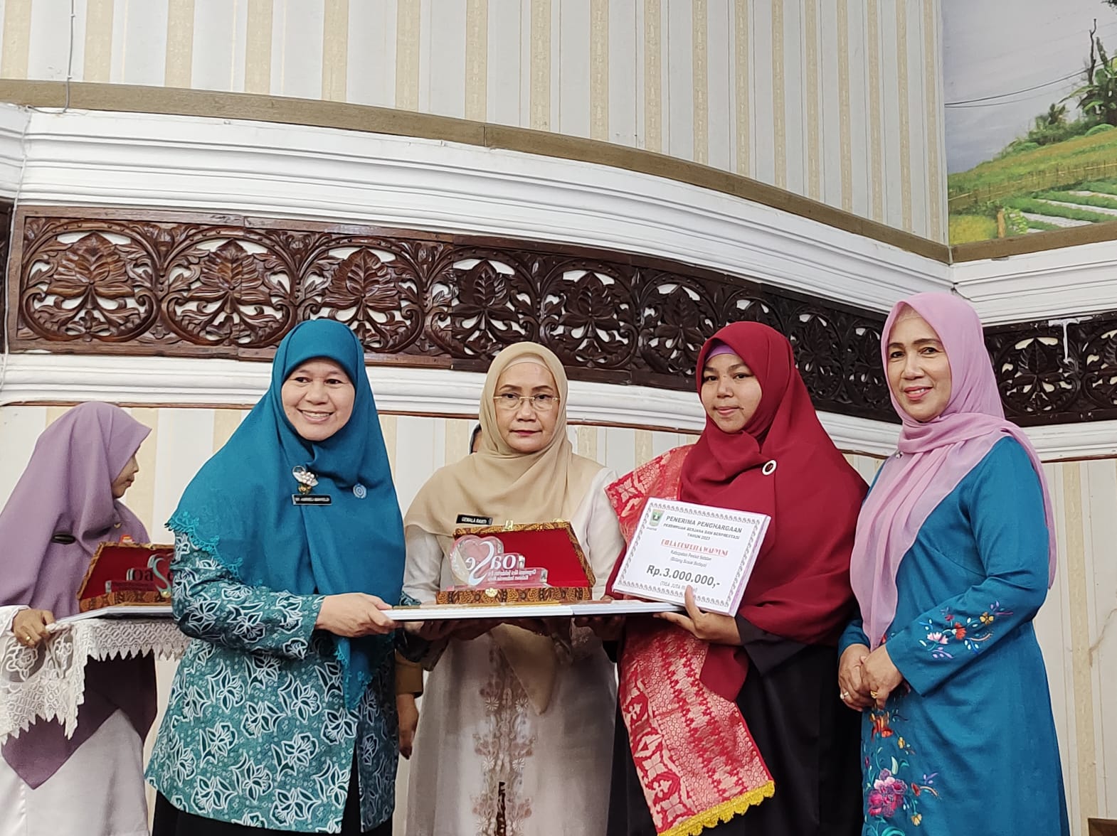 Dilla Desfrita Wahyuni Terima Penghargaan Dari OASE-KIM