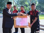 Dosen FIK UNP Alex Pelatih Fisik Timnas U-22 Terima Penghargaan dari Prov Sumbar Dosen FIK UNP Alex Pelatih Fisik Timnas U-22 Terima Penghargaan dari Prov Sumbar