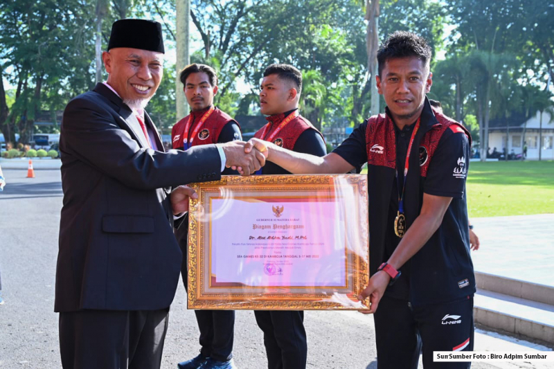 Dosen FIK UNP Alex Pelatih Fisik Timnas U-22 Terima Penghargaan dari Prov Sumbar