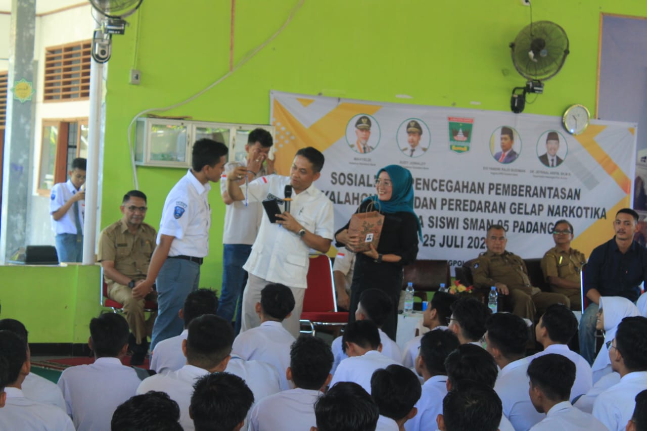 Evi Yandri Rajo Budiman Sosialisasikan Narkotika Kepada Pelajar SMAN 5 Padang