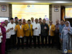 Hakim Konstitusi Prof. Dr. Saldi Isra, SH.MPA Serahkan Smart Board Mini Court Kepada UNP