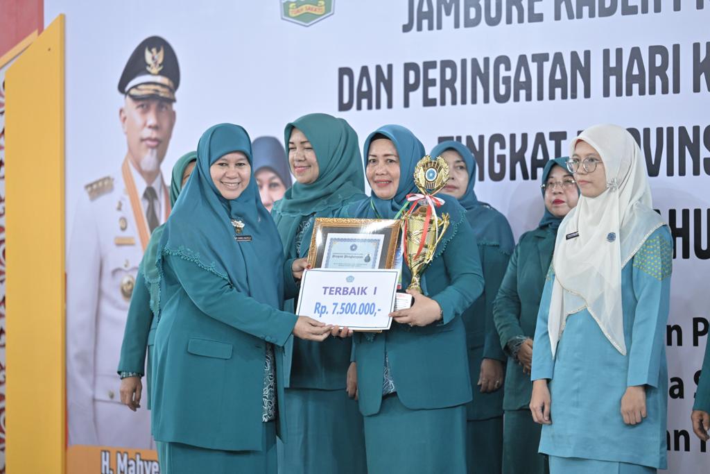 Ketua TP PKK Sumbar Harneli Mahyeldi Memberikan Penghargaan di Jambore Kader PKK Berprestasi Tingkat Provinsi Sumbar ke-XX
