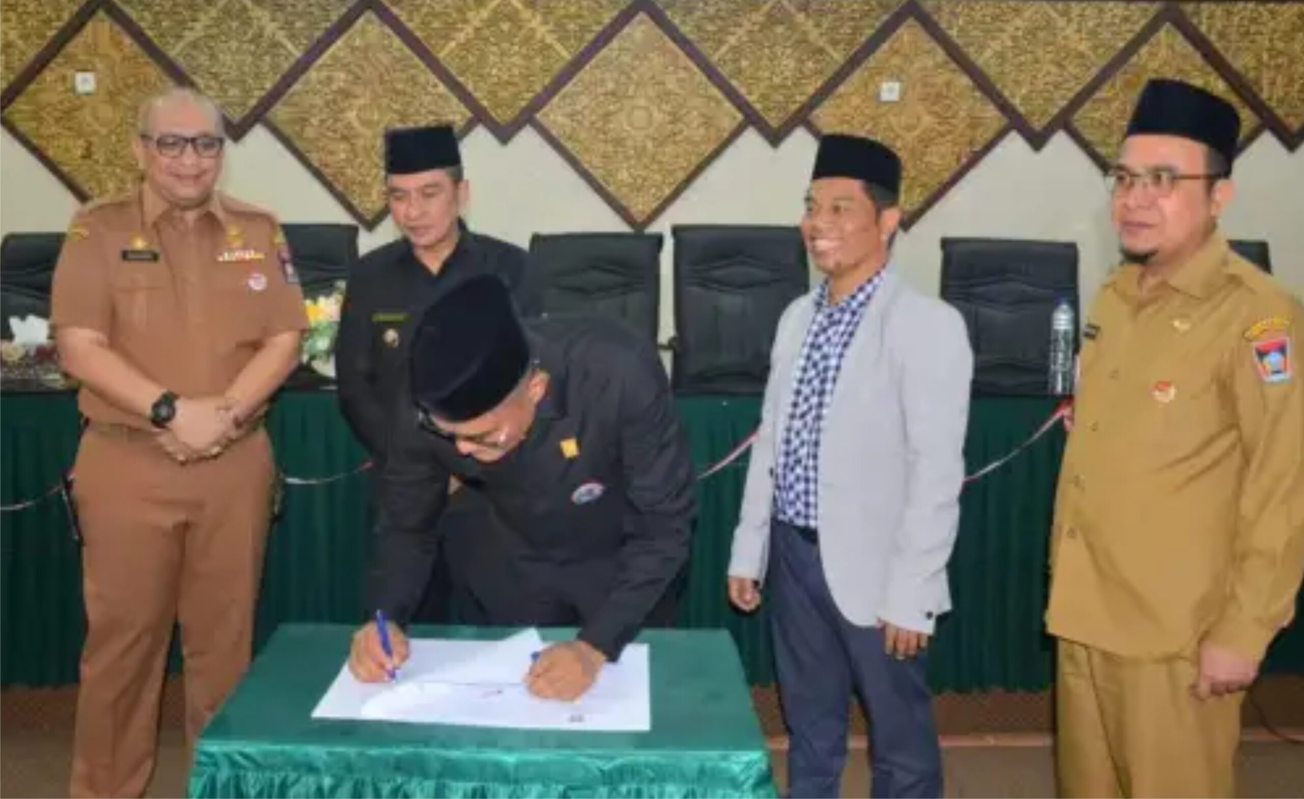 Penandatanganan Nota Kesepakatan DPRD Kota Padang Peraturan Daerah