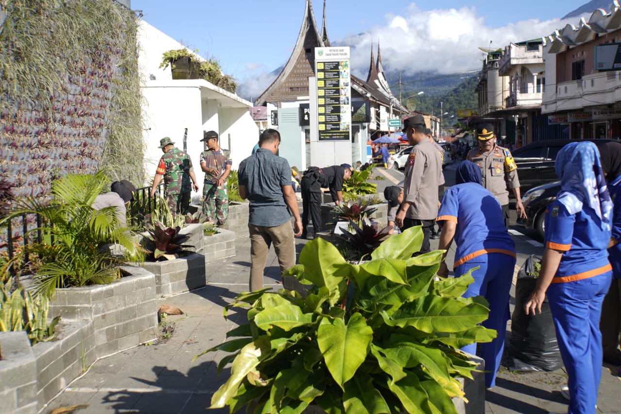 Polri dan TNI Peduli Lingkungan, Bersihkan Pasar Pusat di Padang Panjang