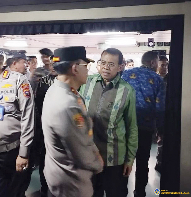 Rektor UNP Hadiri Penyambutan Peserta LATSITARDA NUSANTARA ke-XLIII di Pelabuhan Pelindo Teluk Bayur