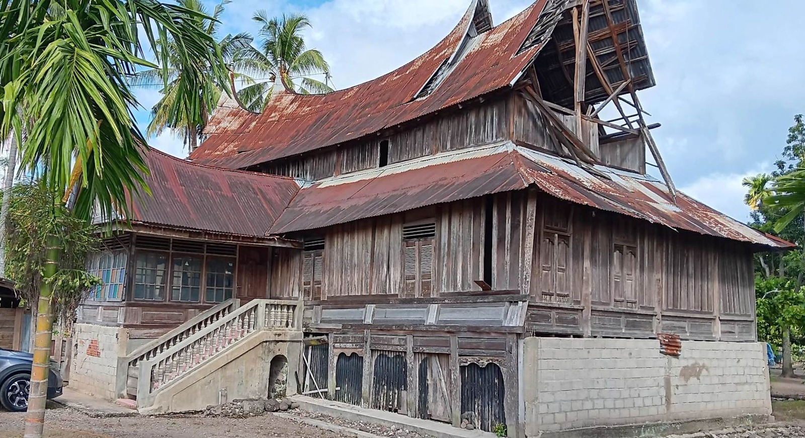 Rumah peninggalan orang tua sang maestro pelukis kaligrafi Islam Indonesia Syaiful Adnan di Saniang Baka Kabupaten Solok, Sumbar yang bakal dijadikan rumah kaligrafi Syaiful Adnan untuk dapat dikunjungi publik tanah air dan negara lain – Foto : Muharyadi –