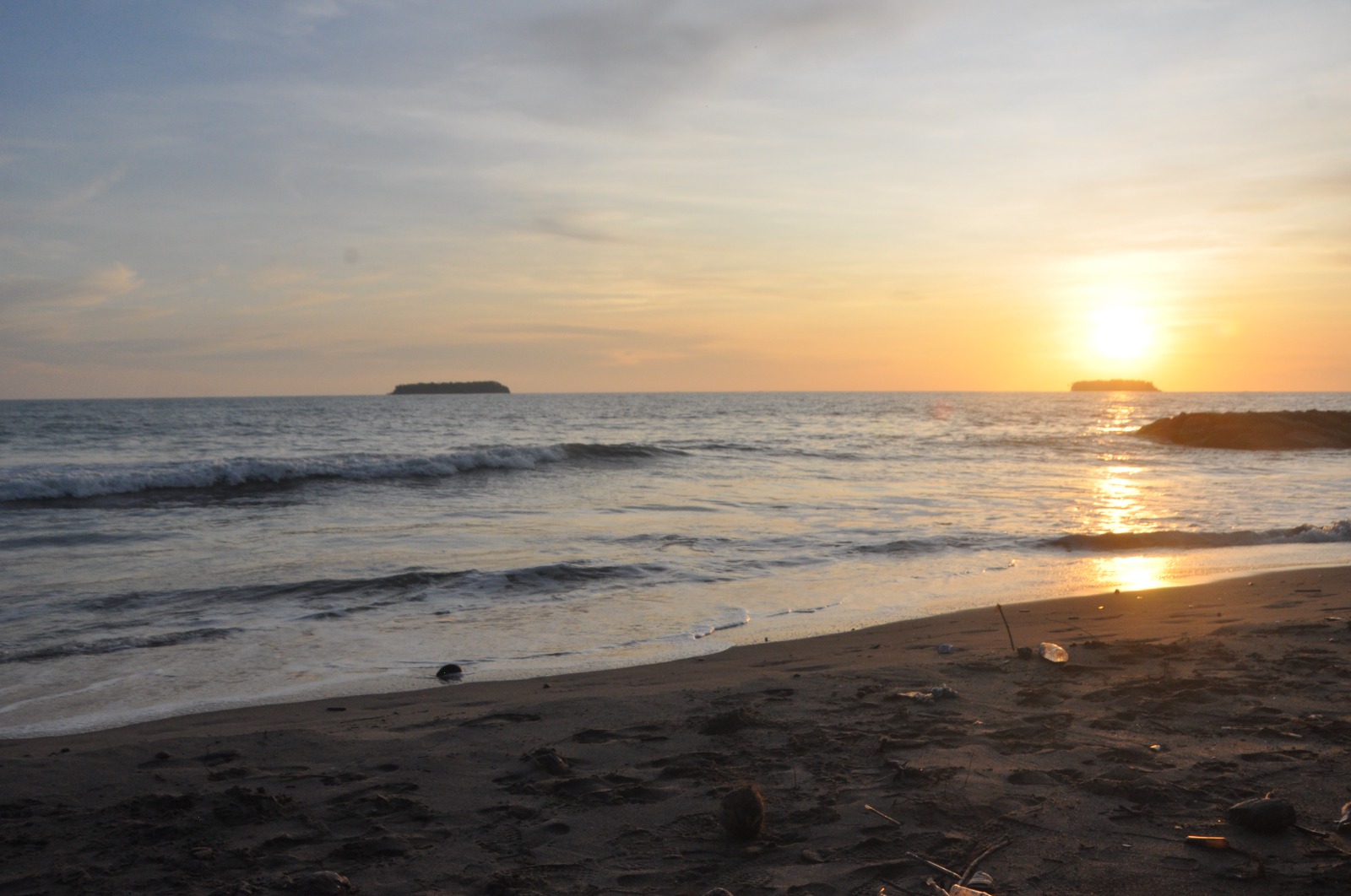 Salah satu suasana Pantai Pariaman saat matahari Tenggelam yang sangatr indah