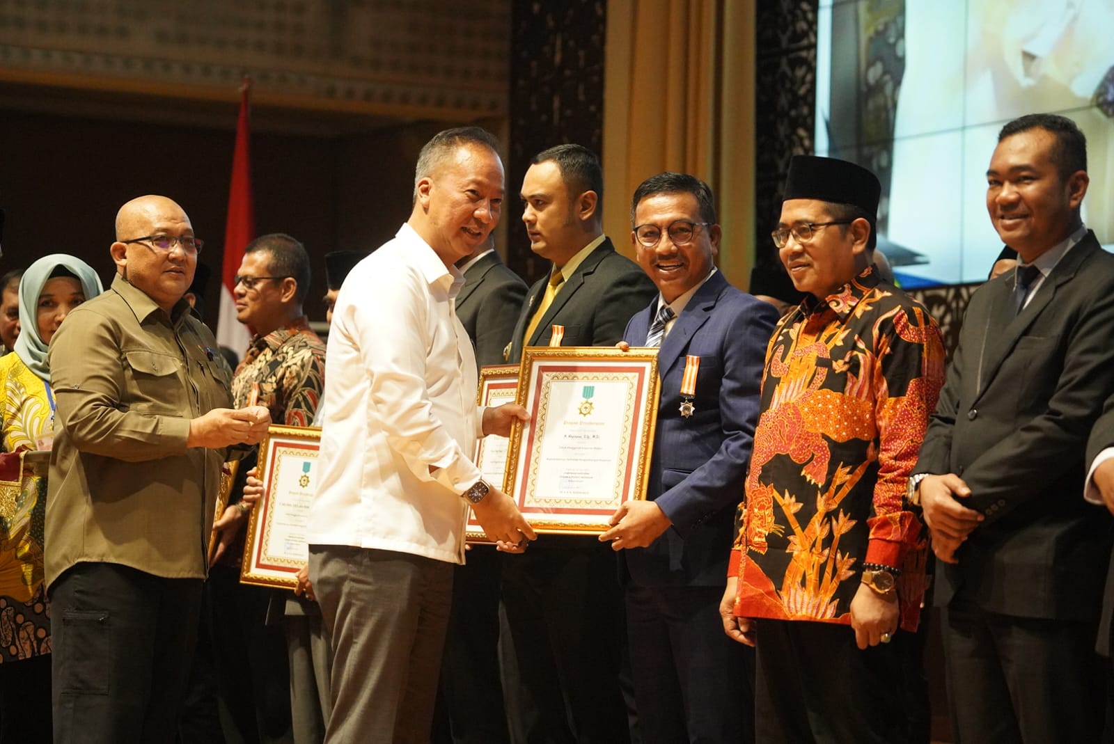 Bupati Khairunas Terima Penghargaan dari Dewan Koperasi Indonesia