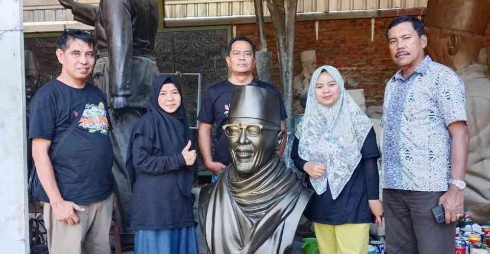 Empat dari sebelas guru SMK Vokasi Seni dan Budaya wakil SMKN 4 Padang yang juga dihadari Taharuddin, mantan Kepala SMKN 4 Padang (paling kanan) yang sempat hadir pada acara magang guru tersebut di Yogyakarta.