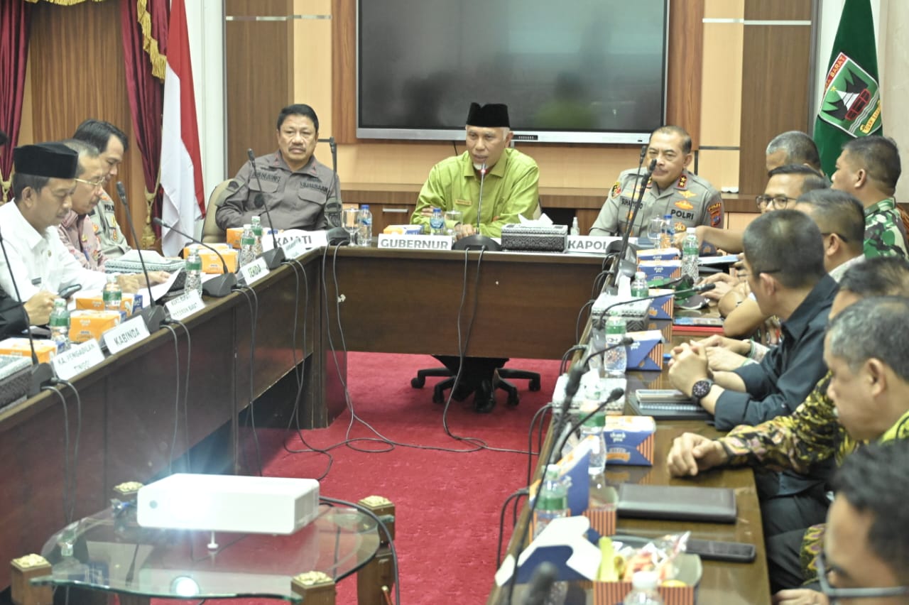 Gubernur Mahyeldi dan Wabup Pasaman Barat Gelar pertemuan Guna Mengungkap Kronologis Penguasaan Lahan Hutan Produksi oleh Masyarakat