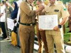 Sekda Mawardi Roska Serahkan Penghargaan KPAI Kepada Evafauza Yuliasman Sekda Mawardi Roska Serahkan Penghargaan KPAI Kepada Evafauza Yuliasman