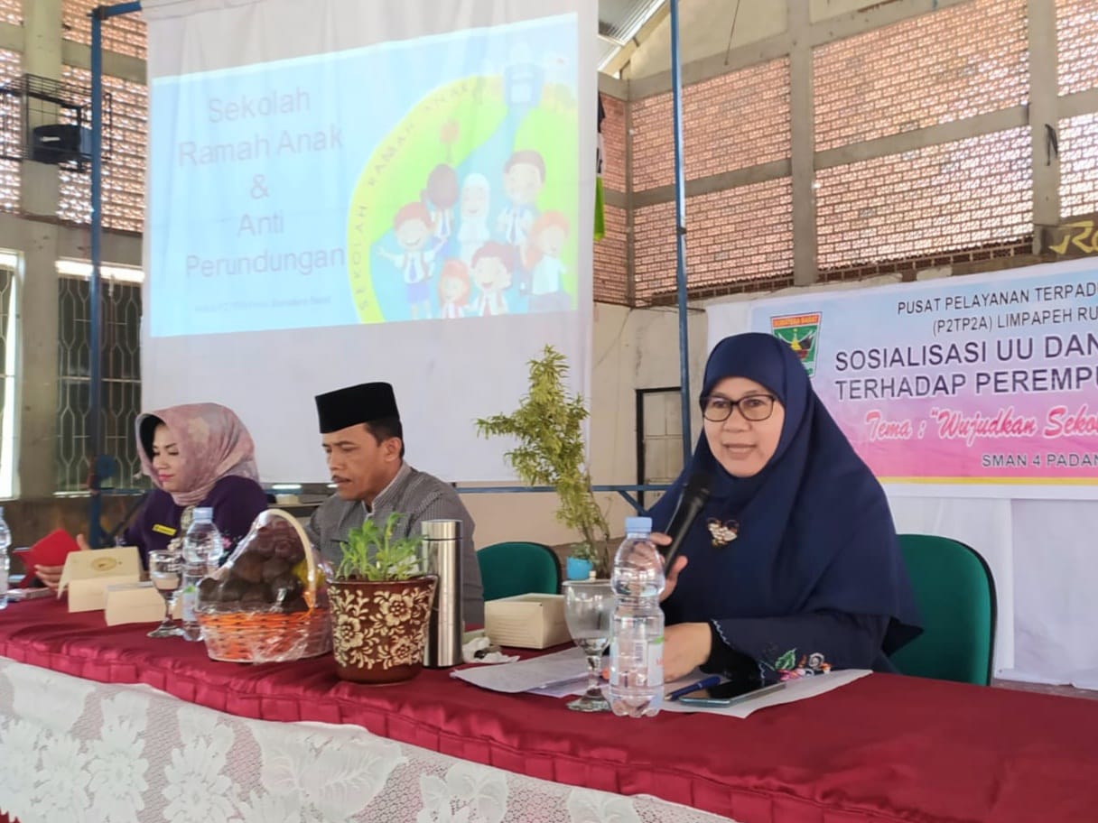 Ummi Harneli Bekali Kunci Sukses Kepemimpinan Bagi Siswa SMAN 4 Padang