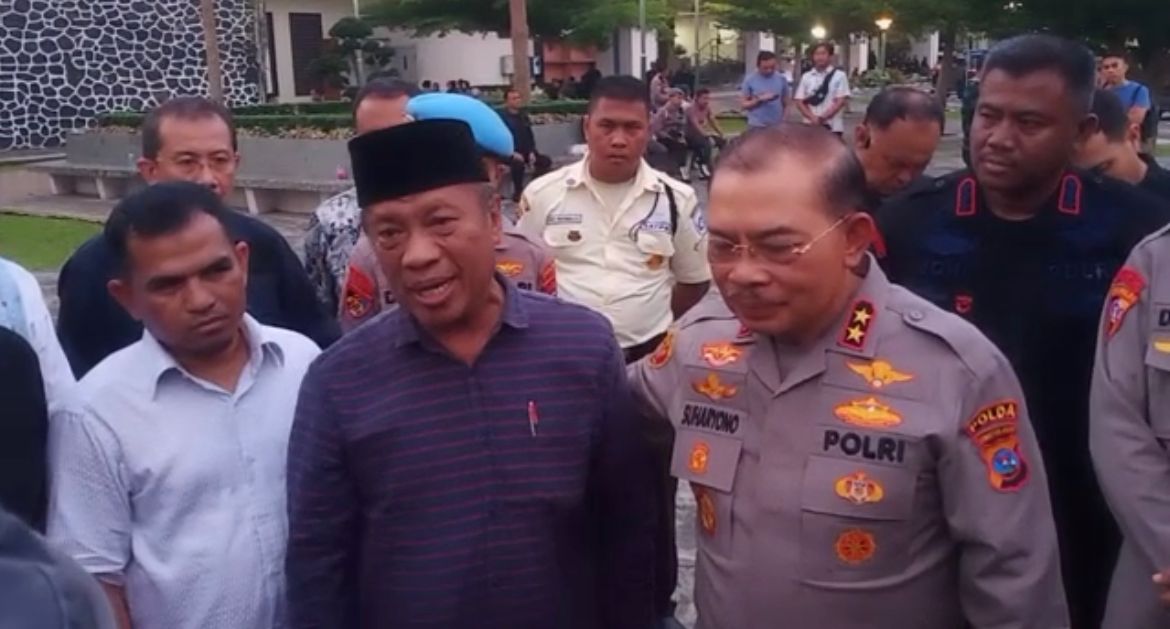 Viral, Petugas Polisi Memasuki Masjid Menggunakan Sepatu, Yuzardi Ma'ad berikan klarifikasi