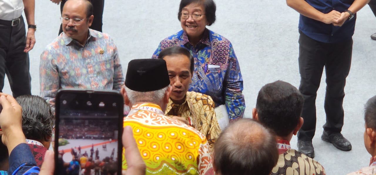 Gubernur Mahyeldi Ansharullah Menerima SK TORA dari Presiden RI saat Puncak Acara Festival LIKE KLHK