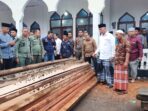 Gubernur Mahyeldi Ansharullah Serahkan Kayu Tak Bertuan Temuan Dishut Sumbar untuk Pembangunan Masjid di Pesisir Selatan