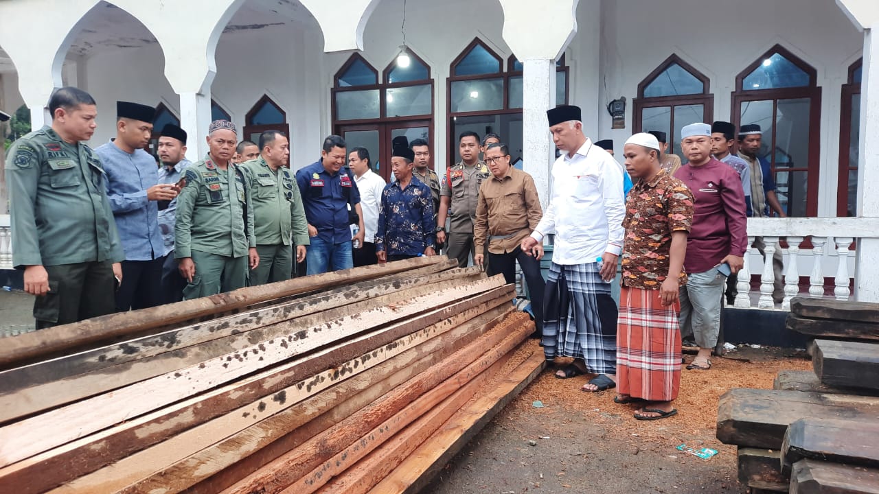 Gubernur Mahyeldi Ansharullah Serahkan Kayu Tak Bertuan Temuan Dishut Sumbar untuk Pembangunan Masjid di Pesisir Selatan