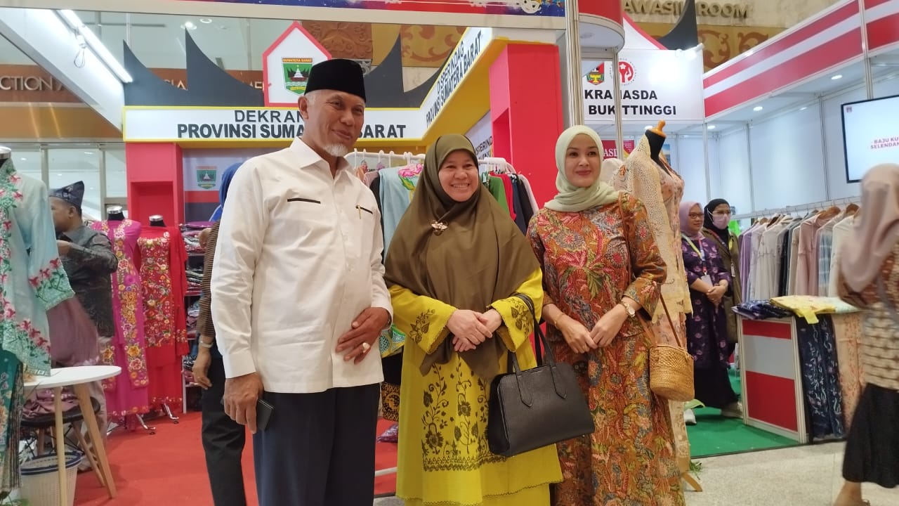 Gubernur Mahyeldi Ansharullah dan Ketua Dekranasda Sumbar Sambangi Pelaku UMKM di Pameran Kriyanus 2023