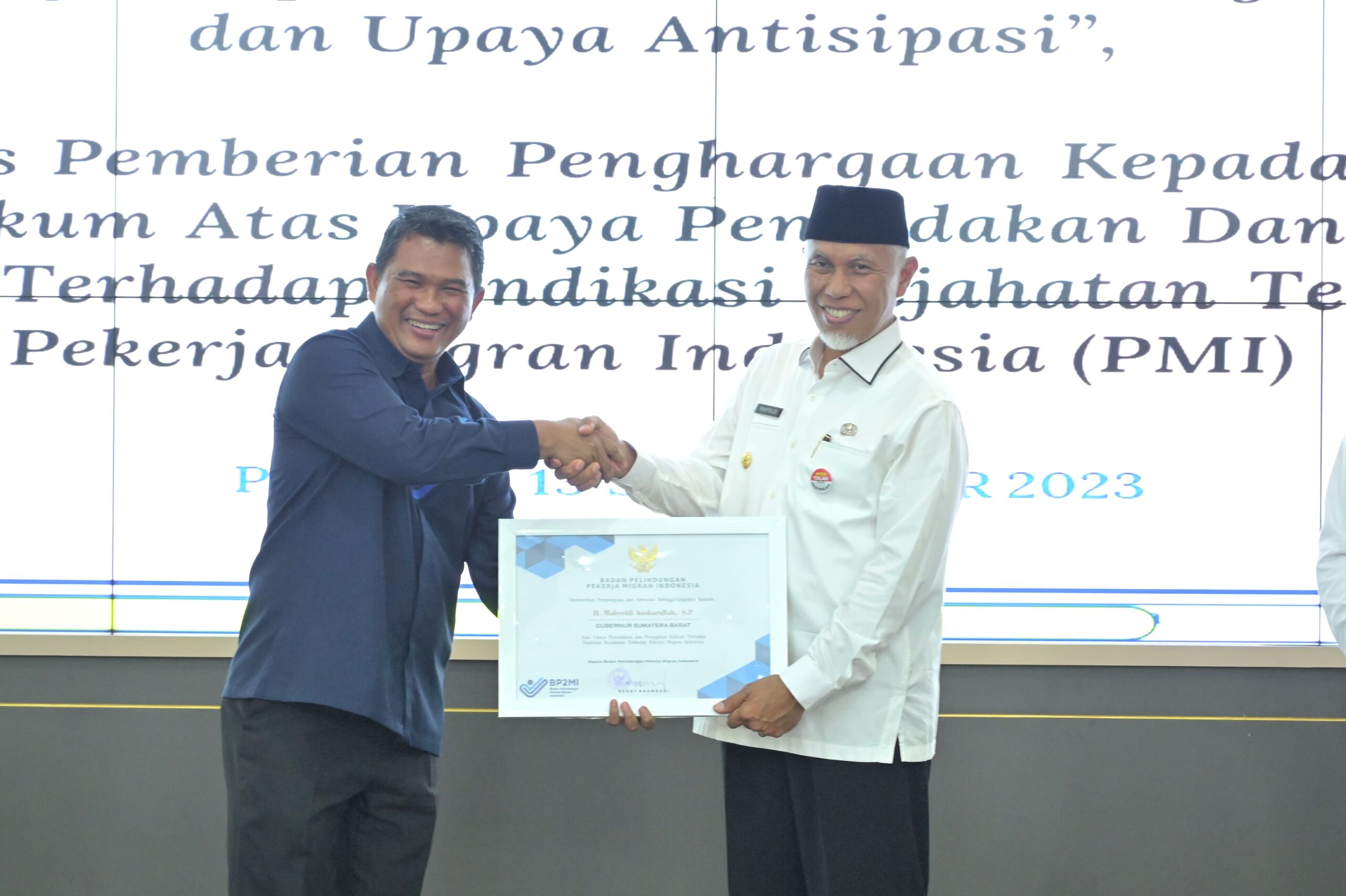 Mahyeldi Ansharullah Terima Penghargaan dari BP2MI Berkat Peran Aktif Melindungi Pekerja Migran dari Sindikasi Kejahatan dan TPPO