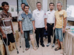 Bupati Pesisir Selatan Rusma Yul Anwar Salurkan Bantuan Kaki Palsu Kepada Penyandang Disabilitas