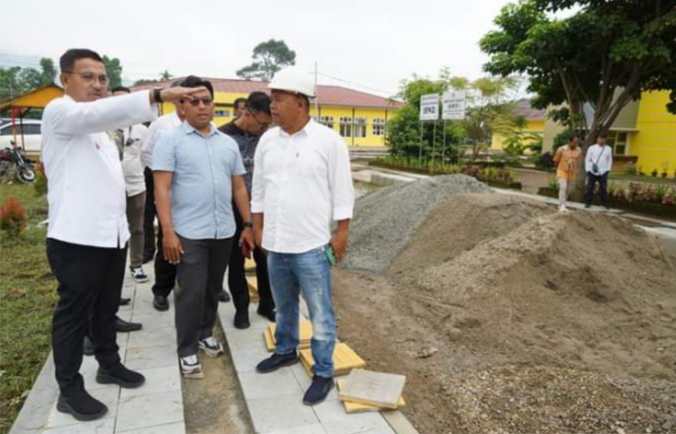 Bupati Solok Selatan Khairunas Pantau Proyek Pemerintah