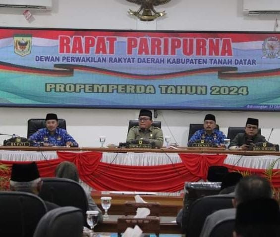 DPRD Tanah Datar Gelar Paripurna Pengambilan Keputusan Terhadap Ranperda Tentang Pajak Daerah dan Retribusi Daerah