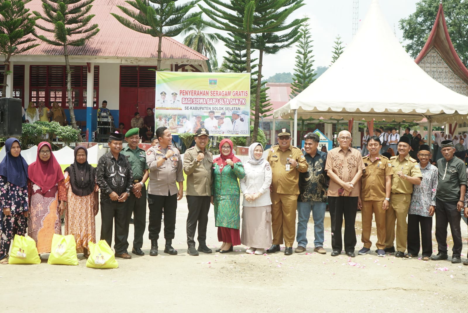 Pemerintah Kabupaten Solok Selatan Serahkan 5.854 Stel Seragam